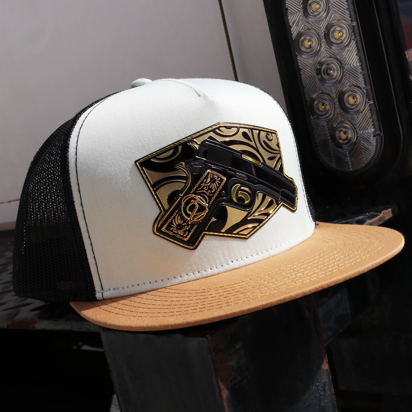 Cachas De Oro Camel/Ivory/Black flat visor hat / gorra de visera plana