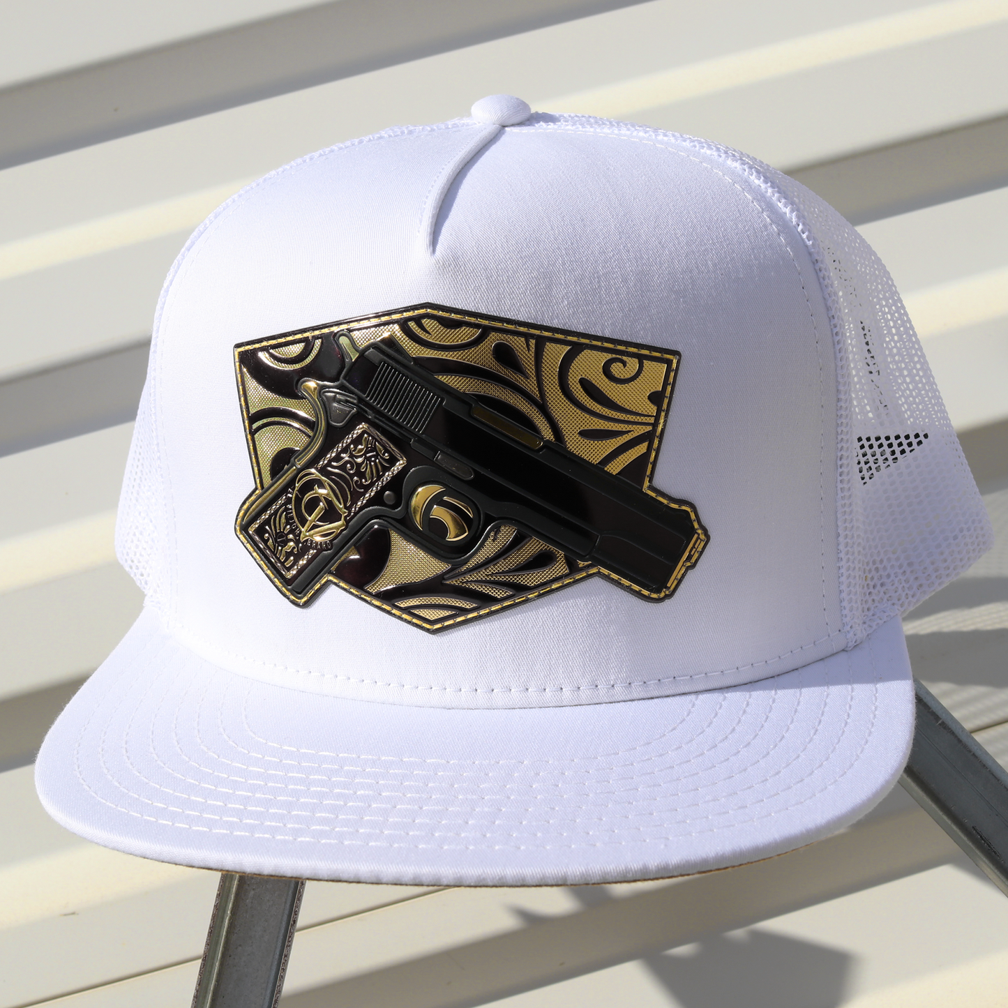 Cachas De Oro White flat visor hat / gorra de visera plana