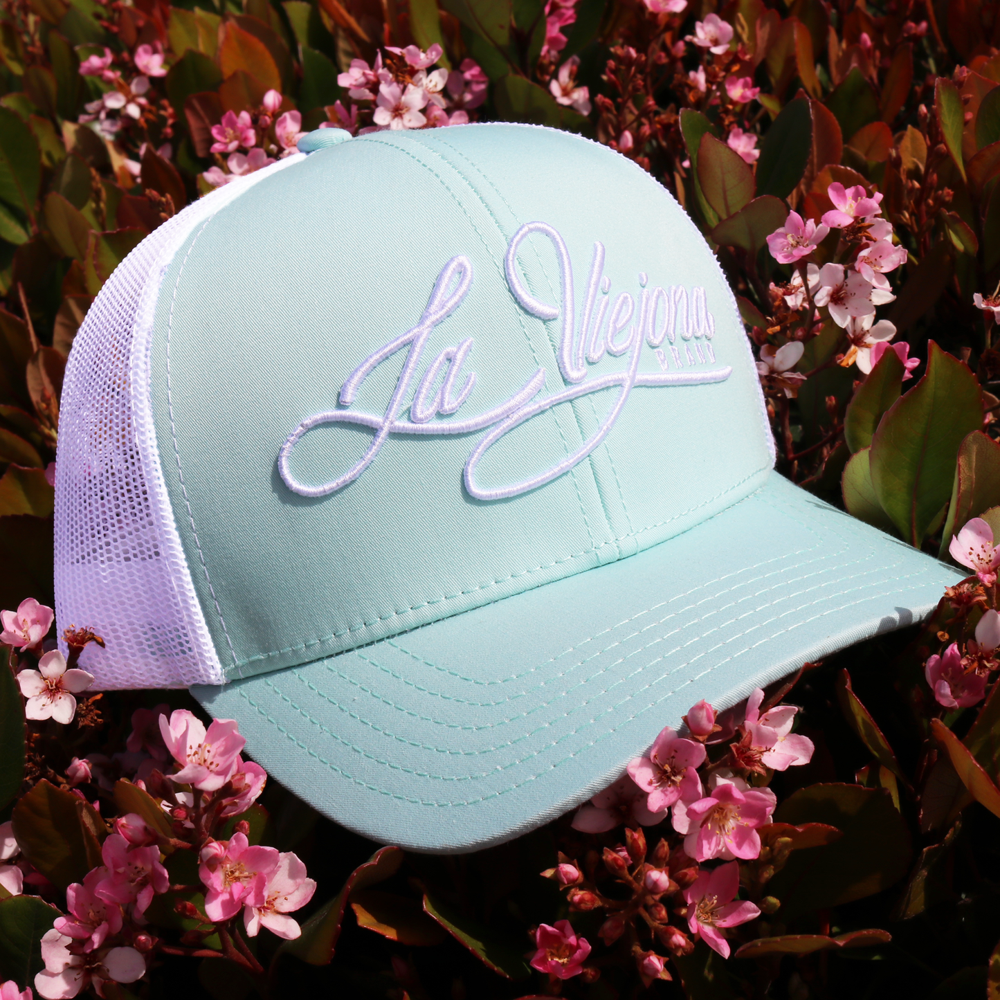 La Viejona Mint/White classic visor hat / gorra de visera clasica