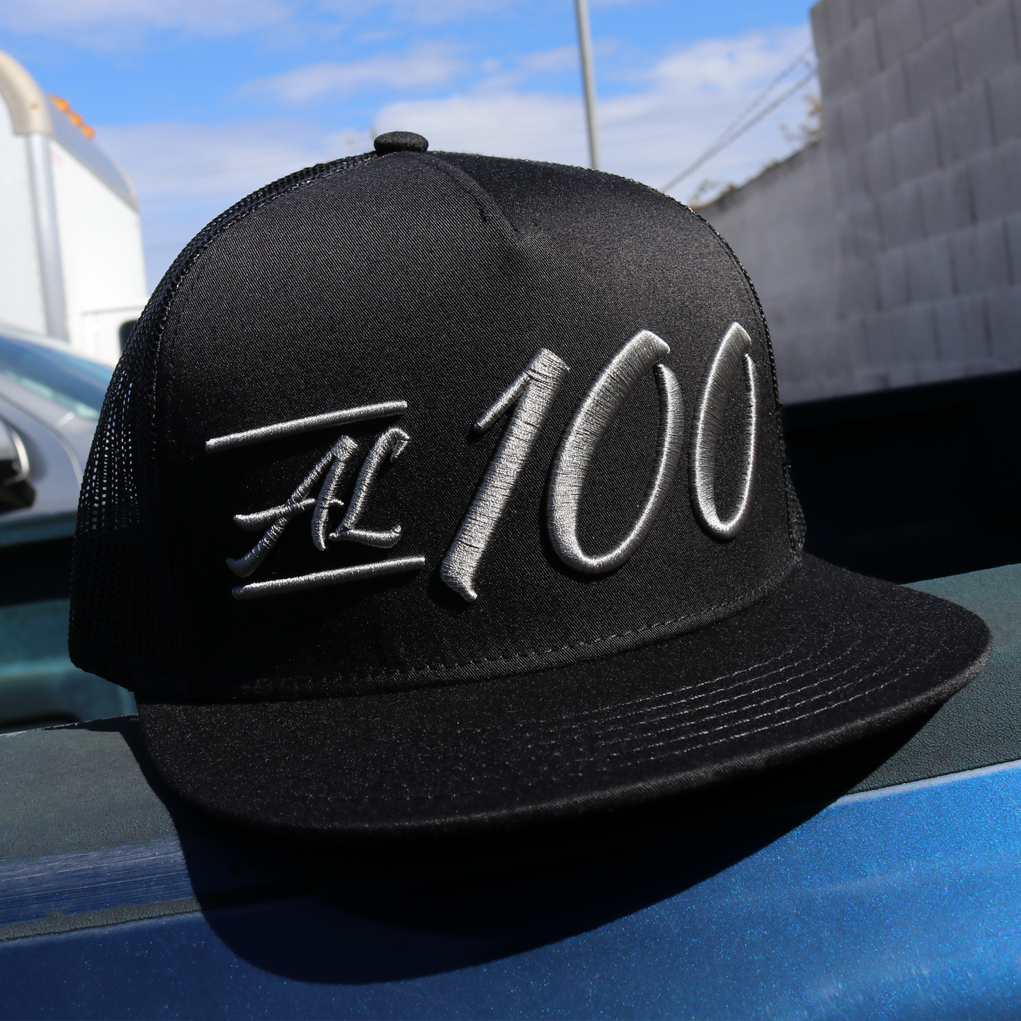 Al 100 Black flat visor hat / gorra de visera plana