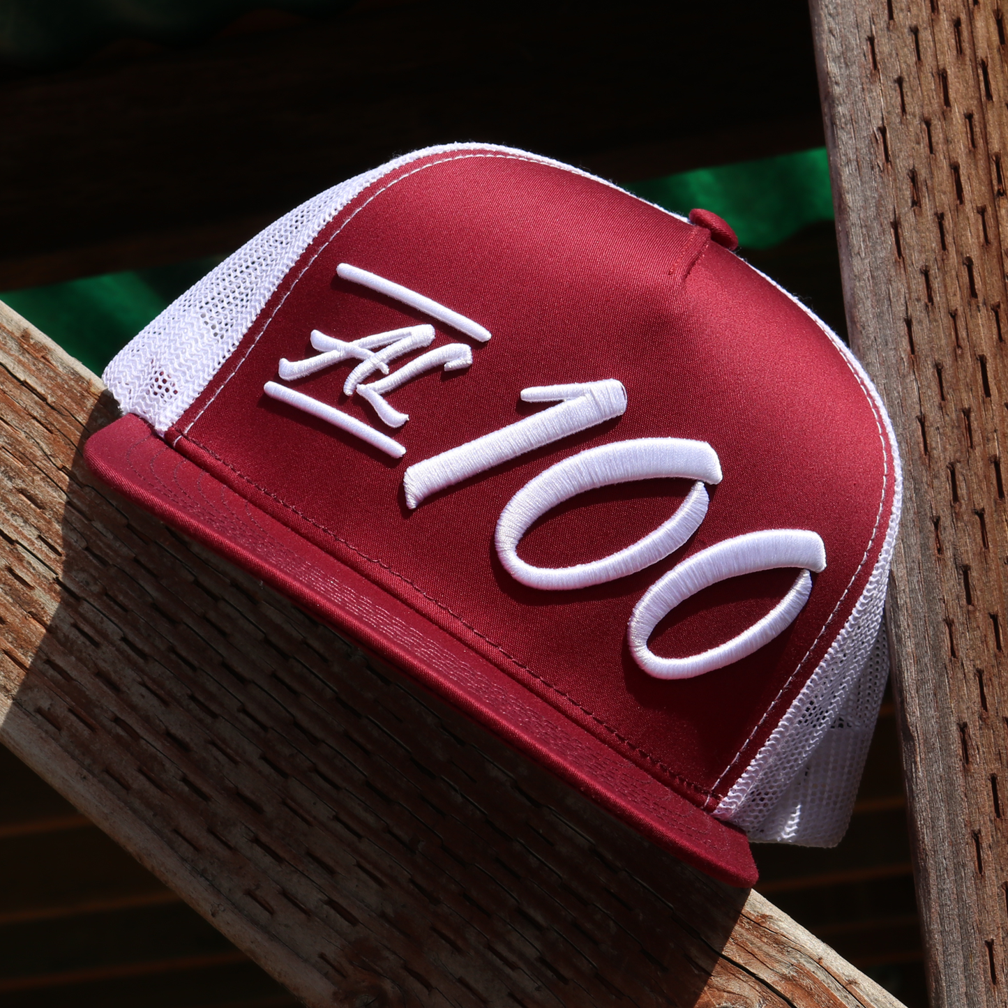 Al 100 Maroon/White flat visor hat / gorra de visera plana