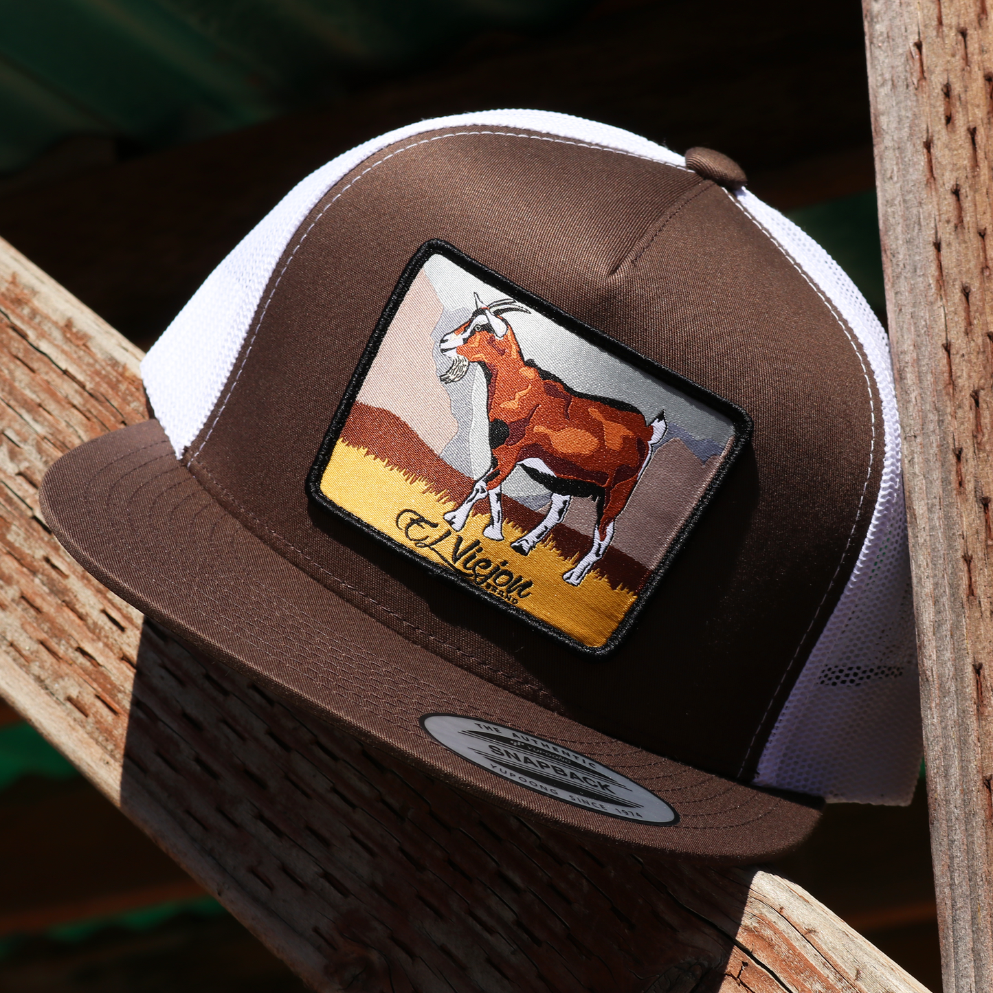 Chivo Brown/White flat visor hat / gorra de visera plana