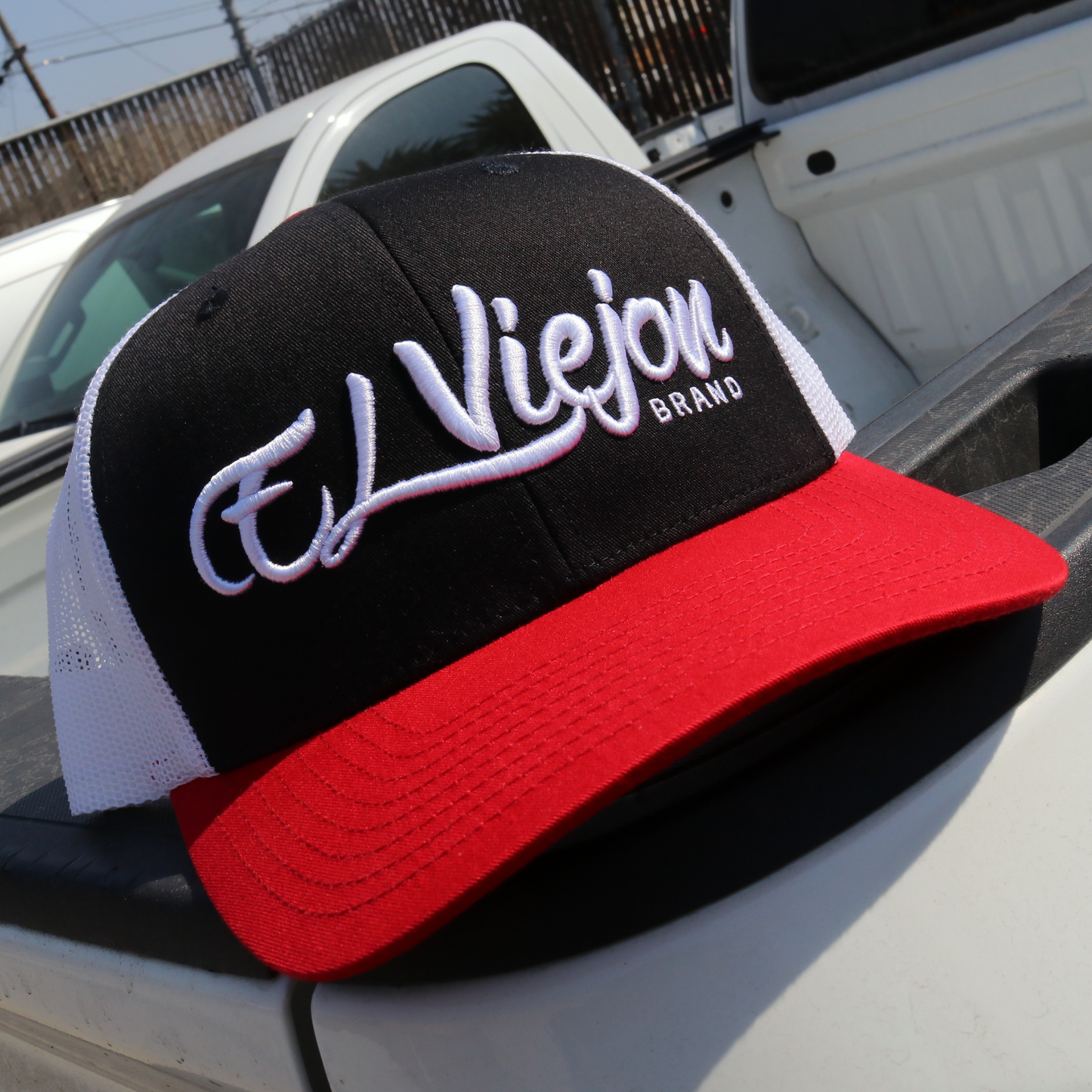 La Original Red/Black/White classic visor hat / gorra de visera clasica