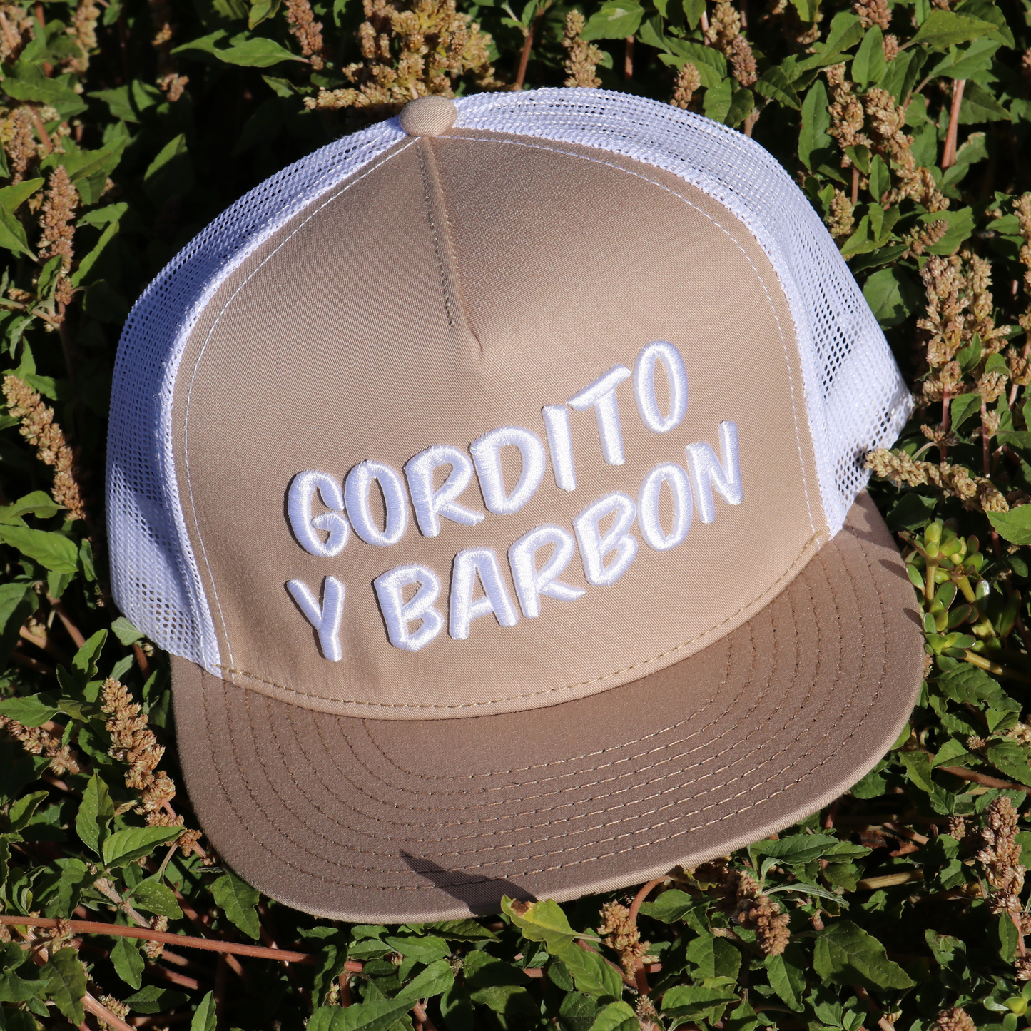 Gordito Y Barbon Sand/White flat visor hat / gorra de visera plana