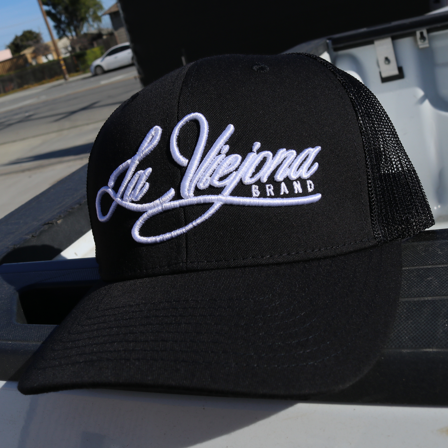 La Viejona Black classic visor hat / gorra de visera clasica