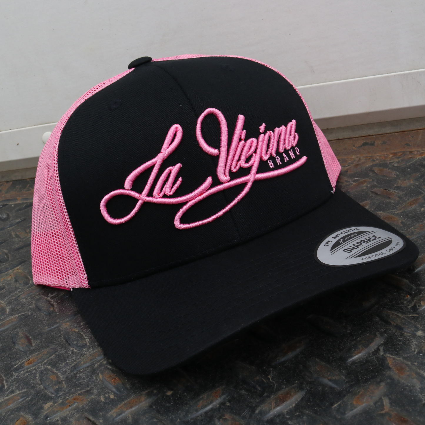 La Viejona Black/Pink classic visor hat / gorra de visera clasica