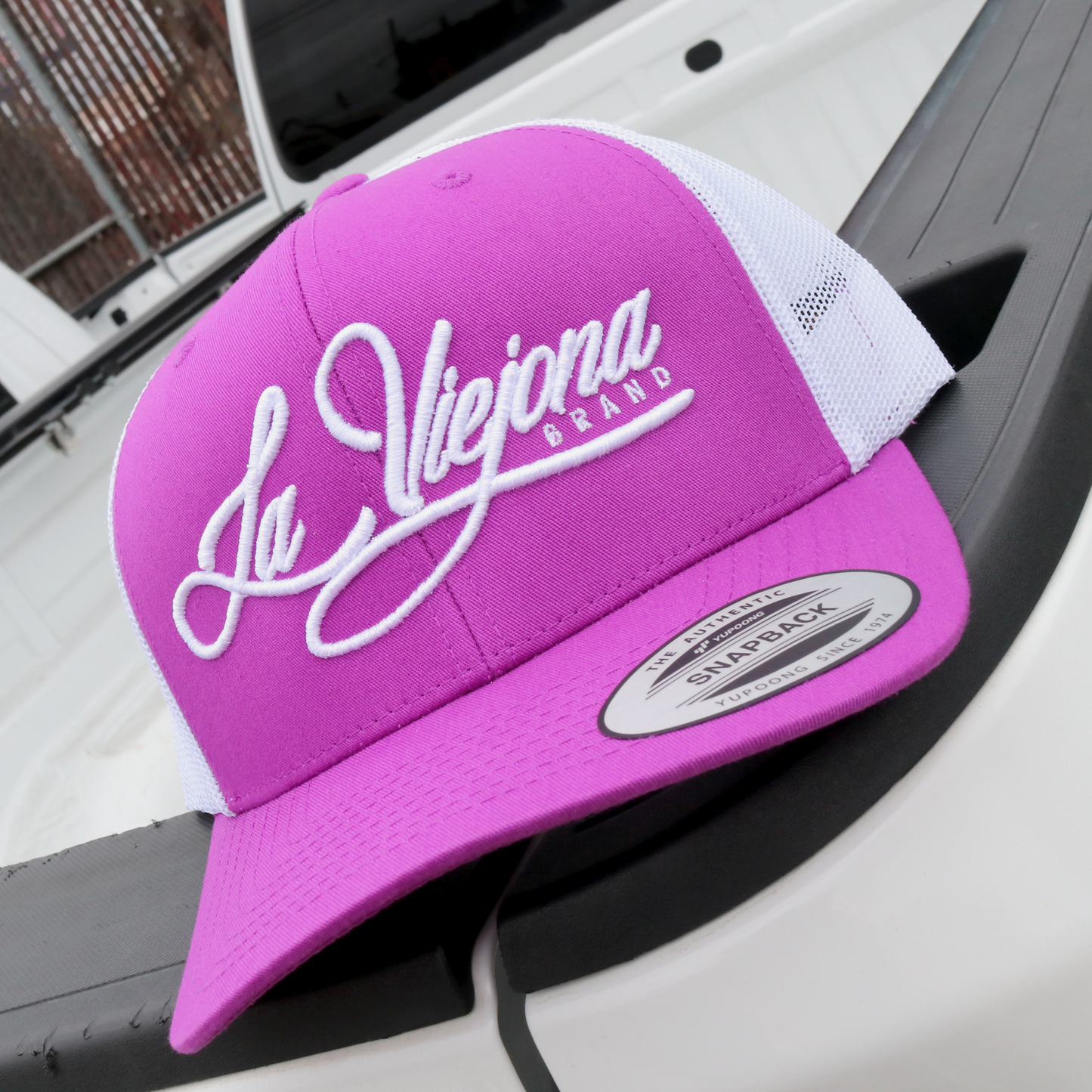 La Viejona Magenta/White classic visor hat / gorra de visera clasica