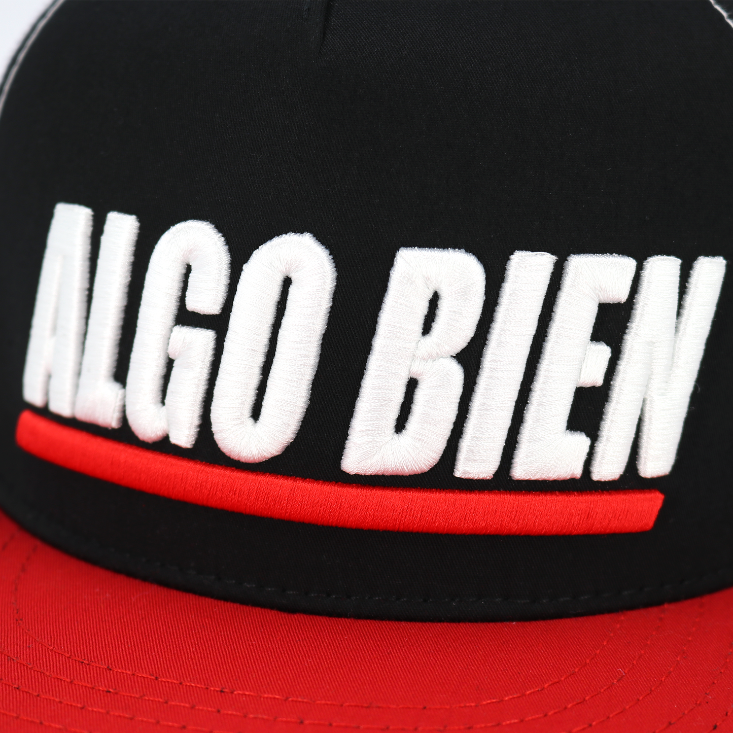 Algo Bien Red/Black/White flat visor hat / gorra de visera plana