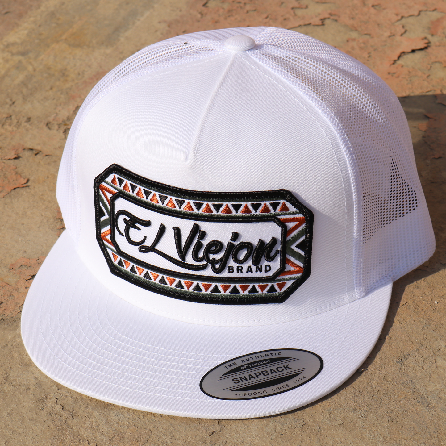 Azteca White flat visor hat / gorra de visera plana