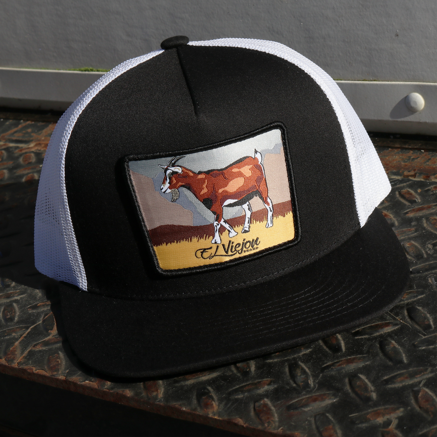 Chivo Black/White flat visor hat / gorra de visera plana