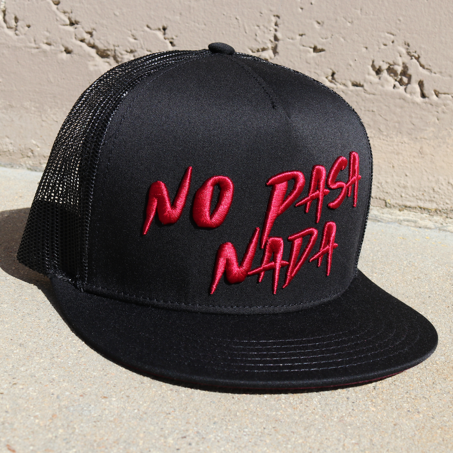 No Pasa Nada Black flat visor hat / gorra de visera plana