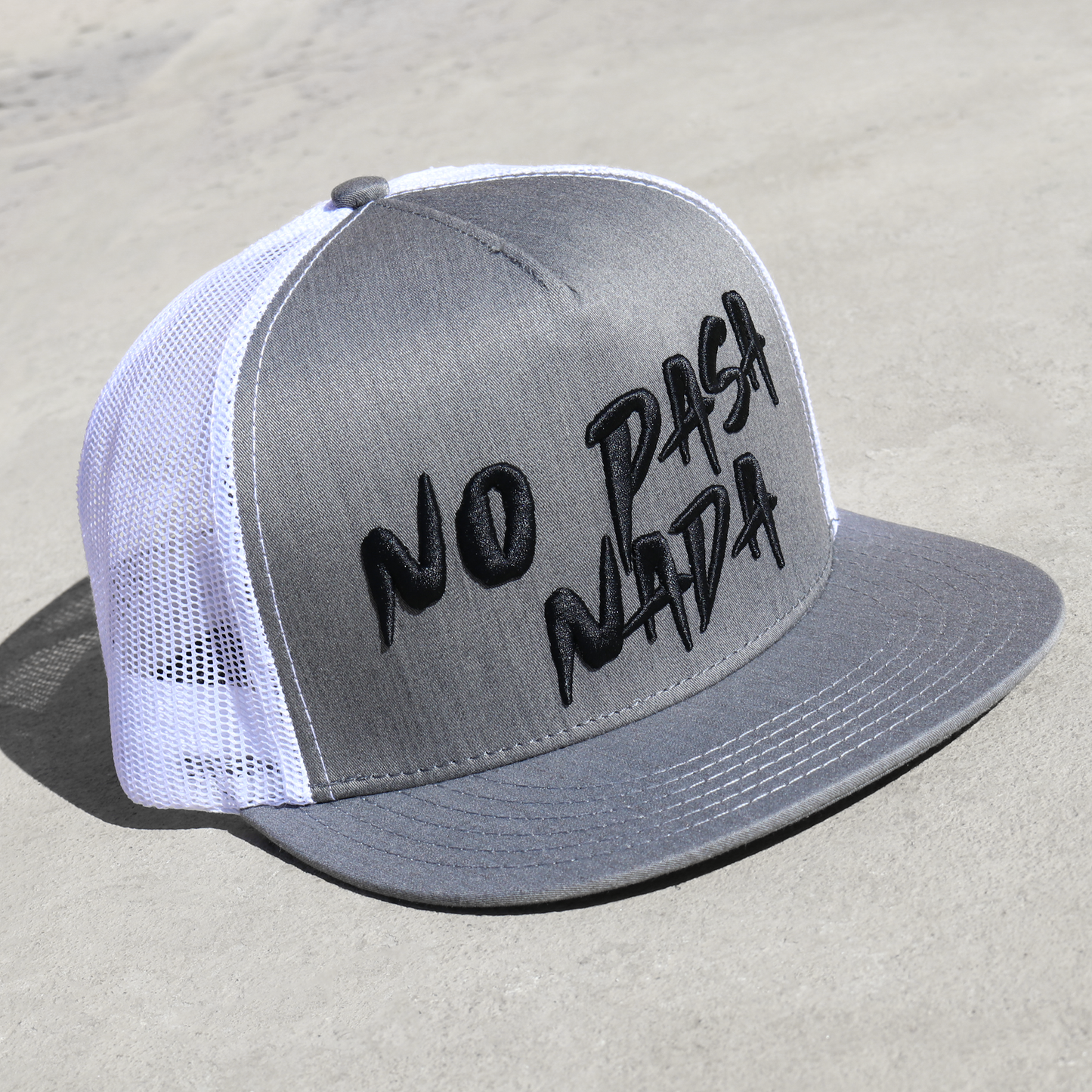 No Pasa Nada Heather/White flat visor hat / gorra de visera plana