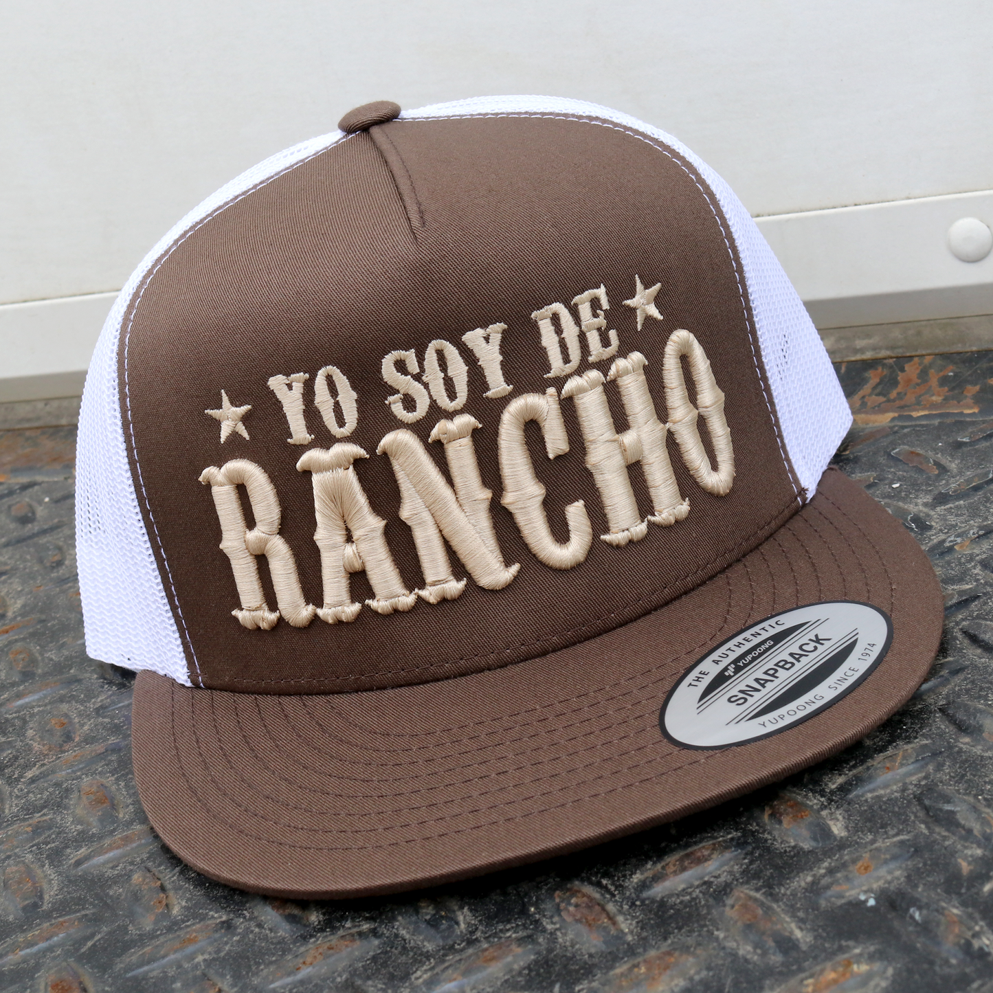 Yo Soy De Rancho Brown/White flat visor hat / gorra de visera plana