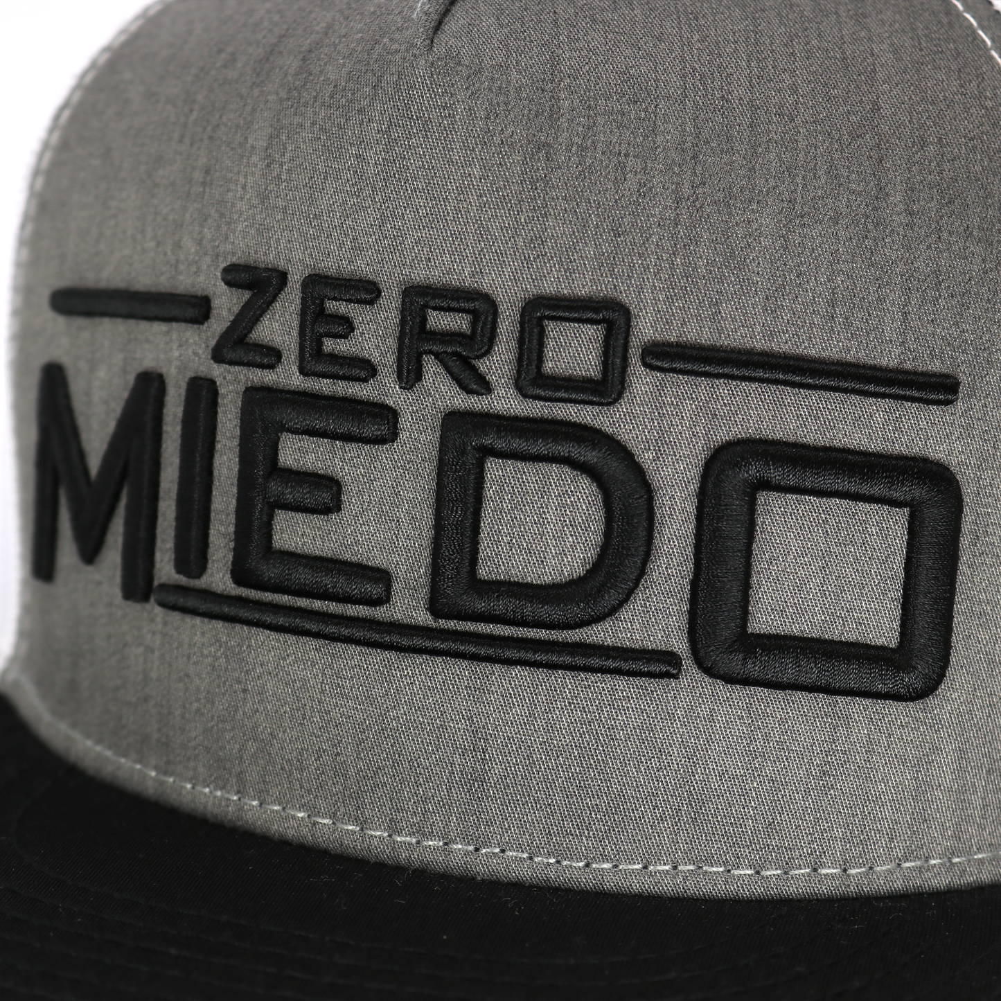 Zero Miedo black/heather/white flat visor hat with black 3D embroidered text.