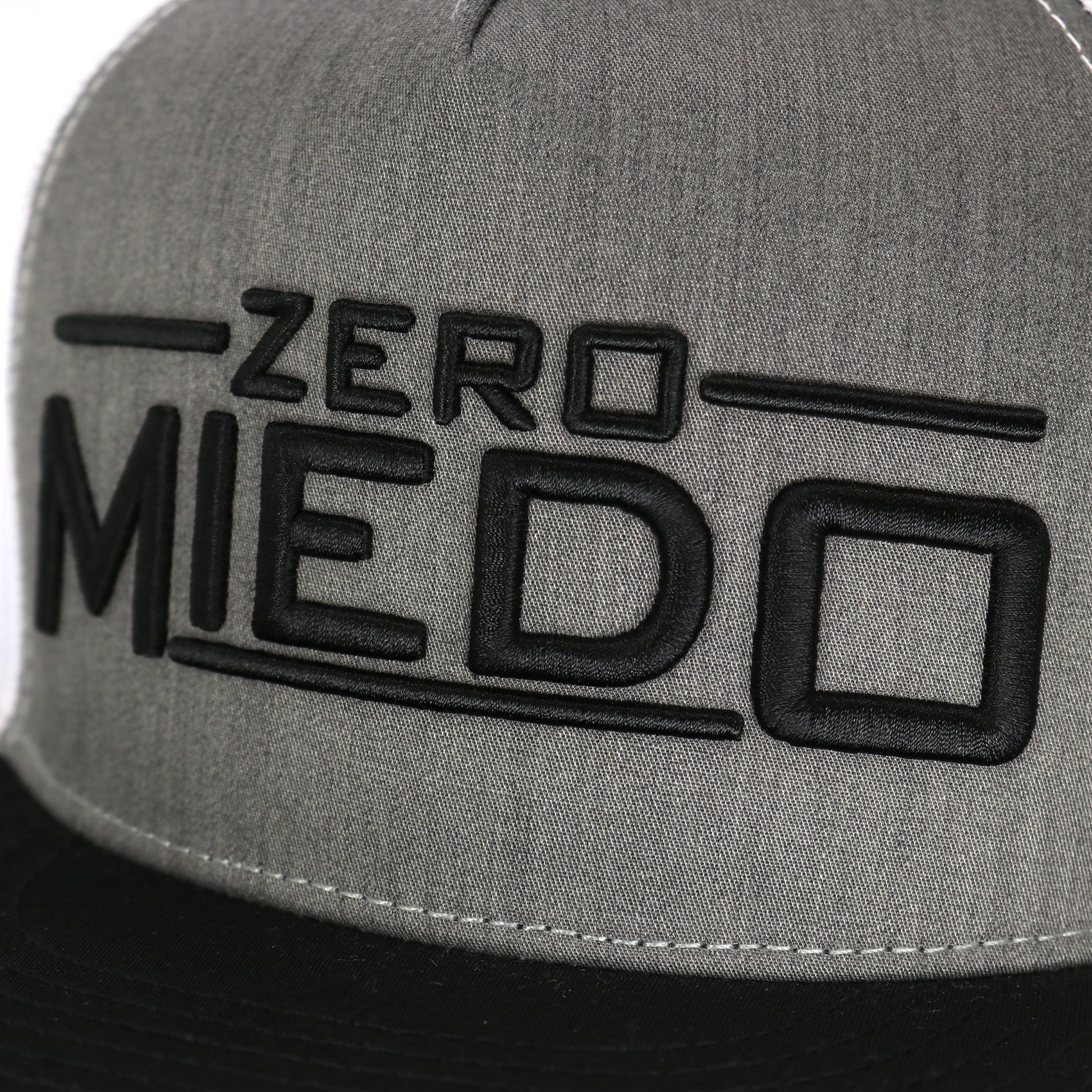 Zero Miedo black/heather/white flat visor hat with black 3D embroidered text.