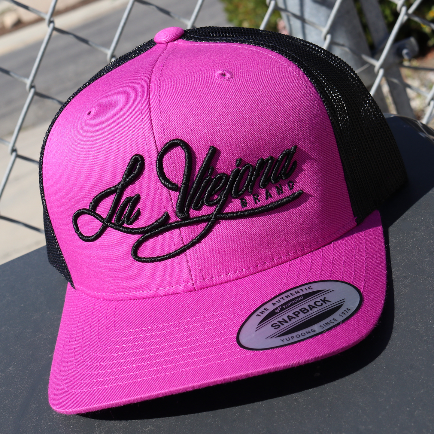 La Viejona Magenta/Black classic visor hat / gorra de visera clasica