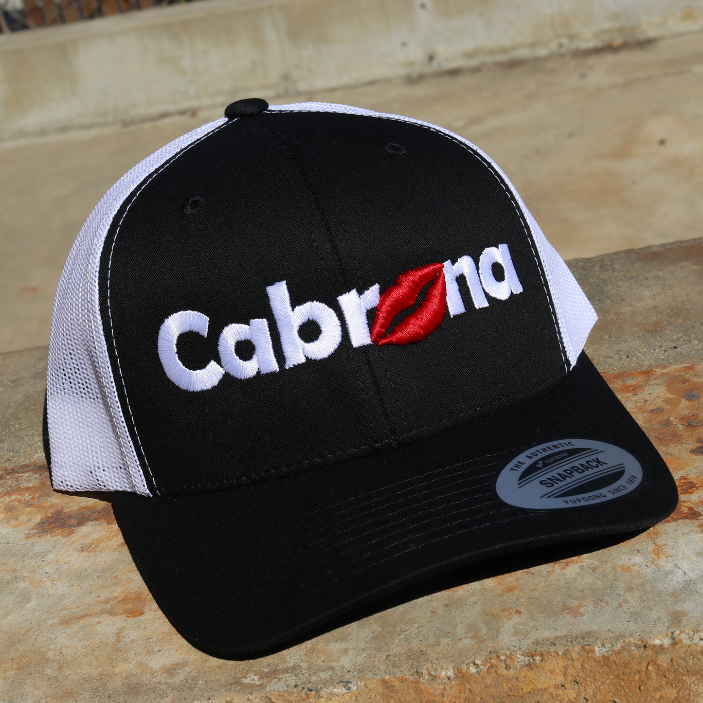 La Cabrona Black/white classic visor hat / gorra de visera clasica