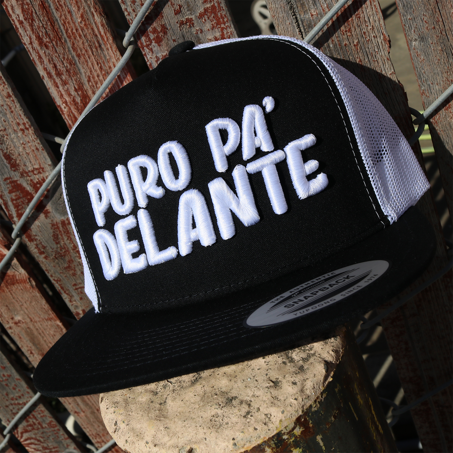 Puro Pa' Delante Black/White flat visor hat / gorra de visera plana