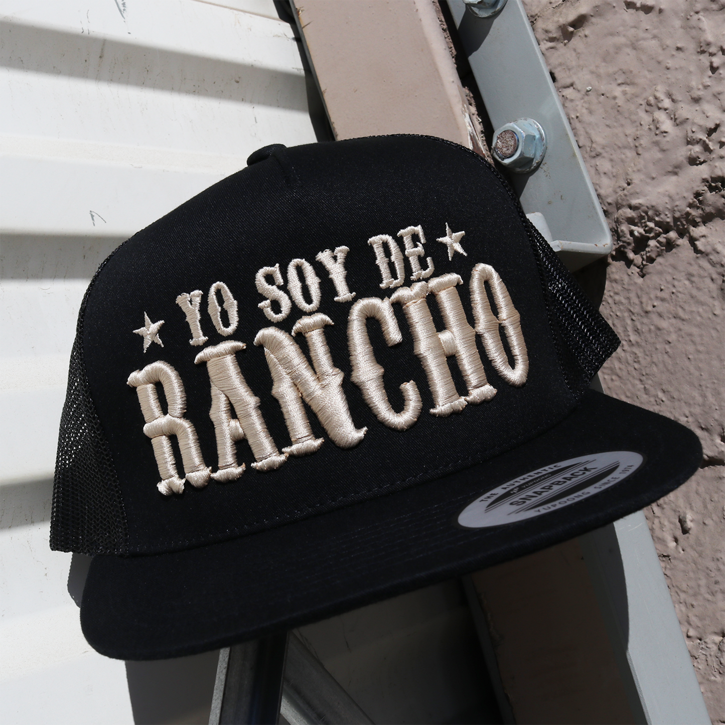 Yo Soy De Rancho Black flat visor hat / gorra de visera plana