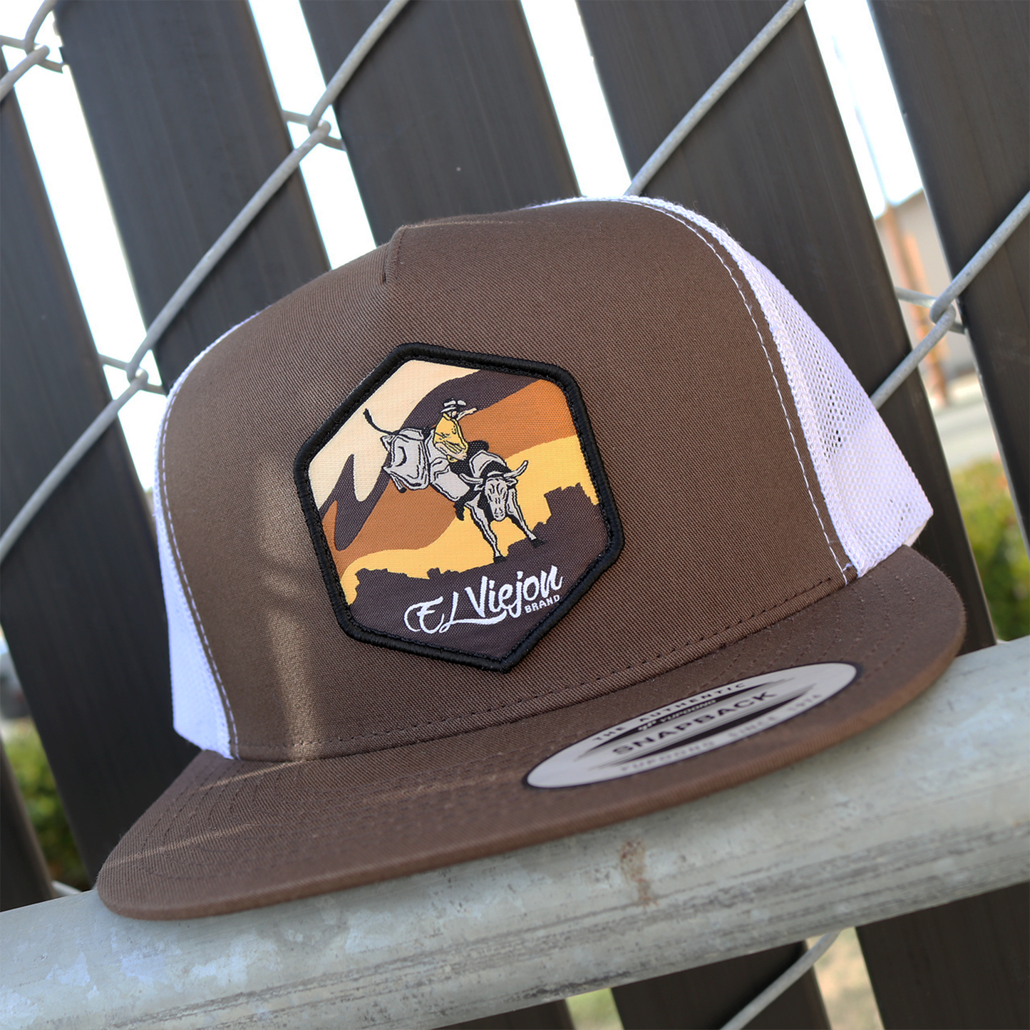 Jinete Brown/White flat visor hat / gorra de visera plana