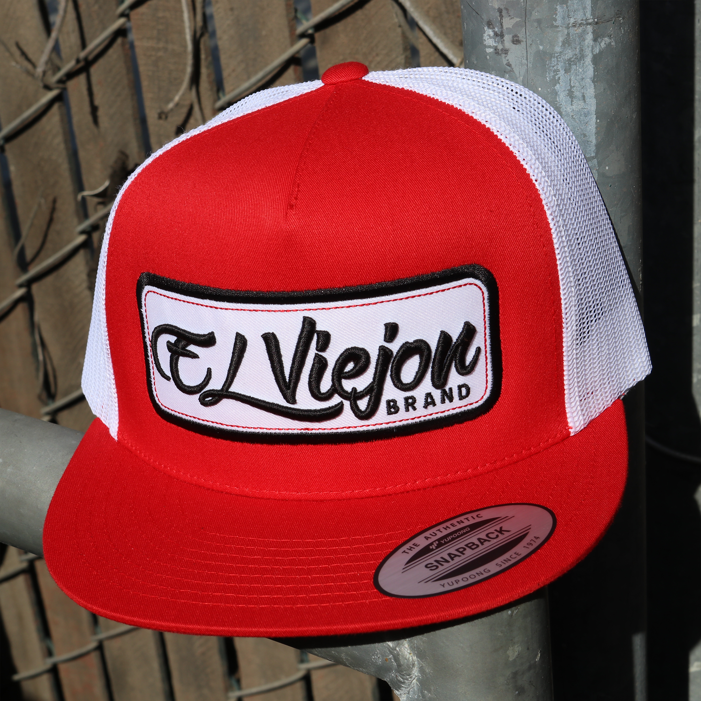 EVPatch Red/White flat visor hat / gorra de visera plana