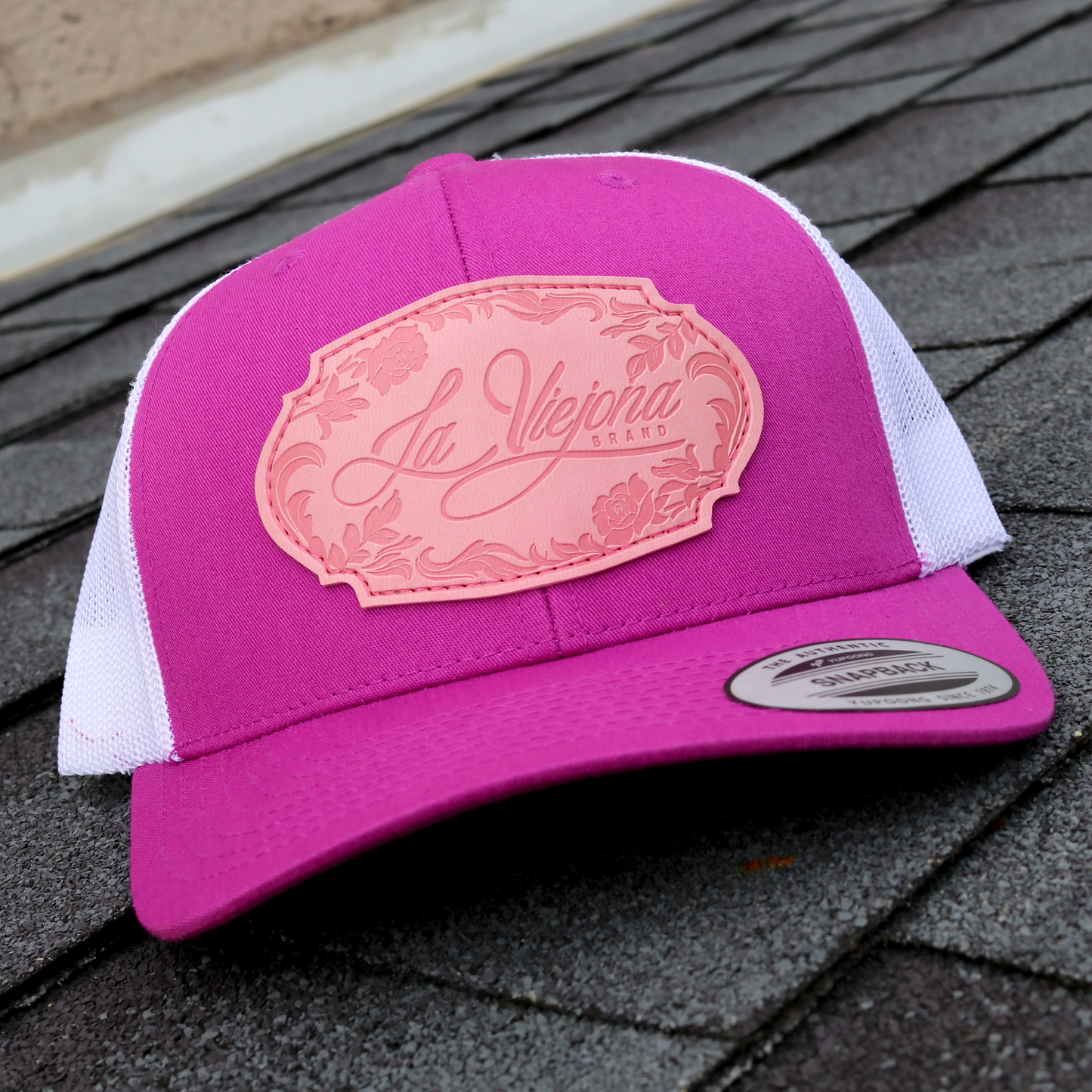 La Viejona Floral Magenta/White classic visor hat / gorra de visera clasica