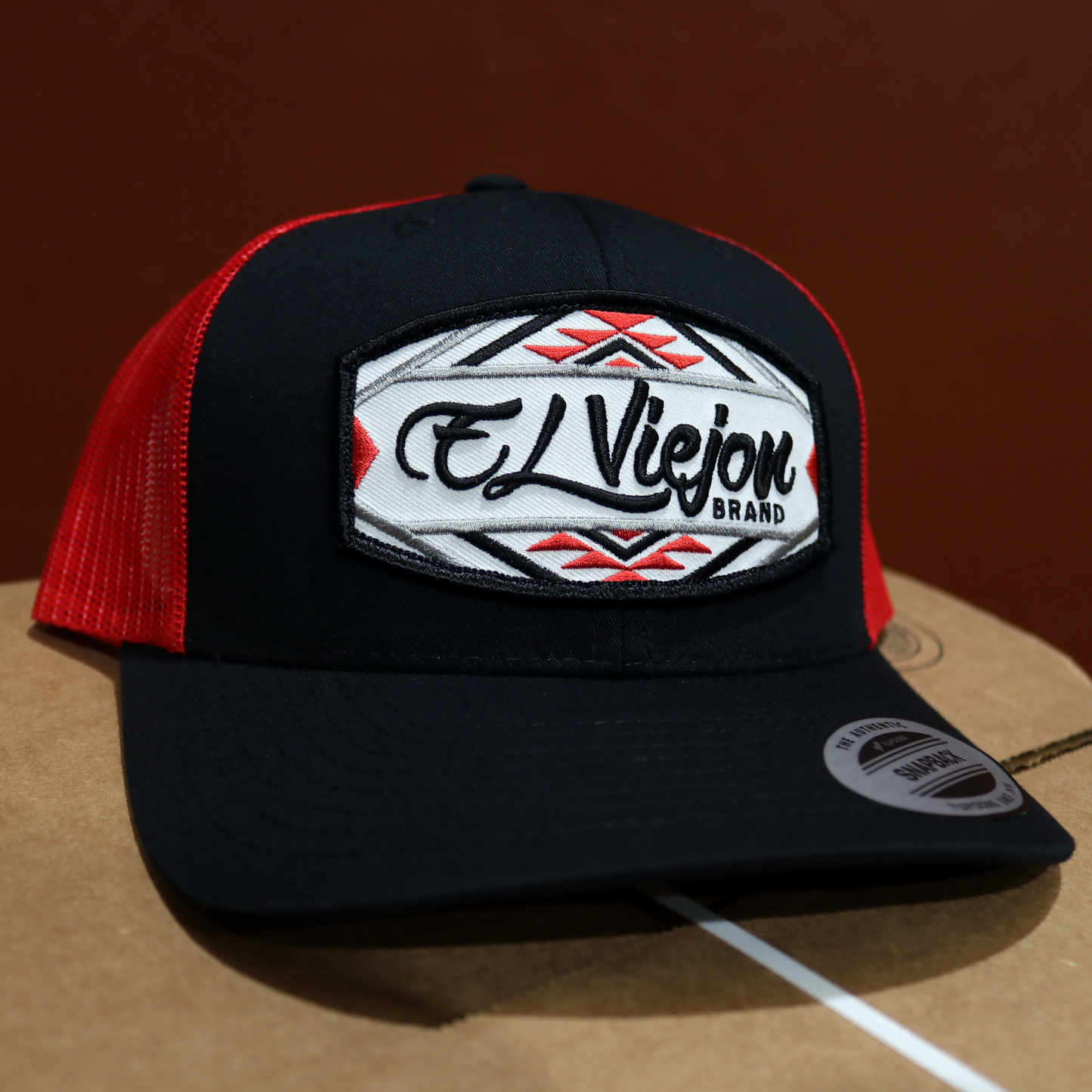 Navajo Black/Red classic visor hat / gorra de visera clasica