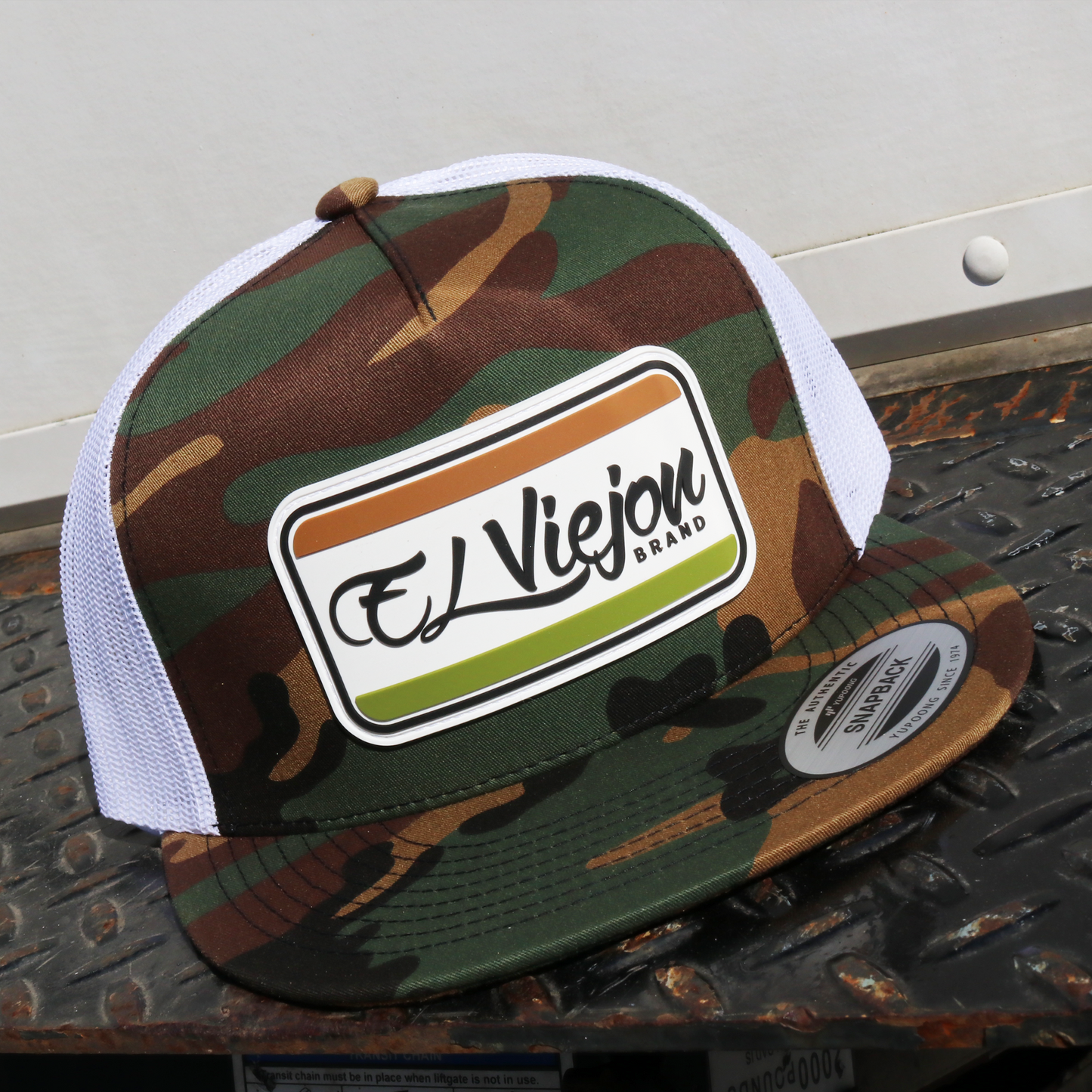 Tracks Camo/White flat visor hat / gorra de visera plana