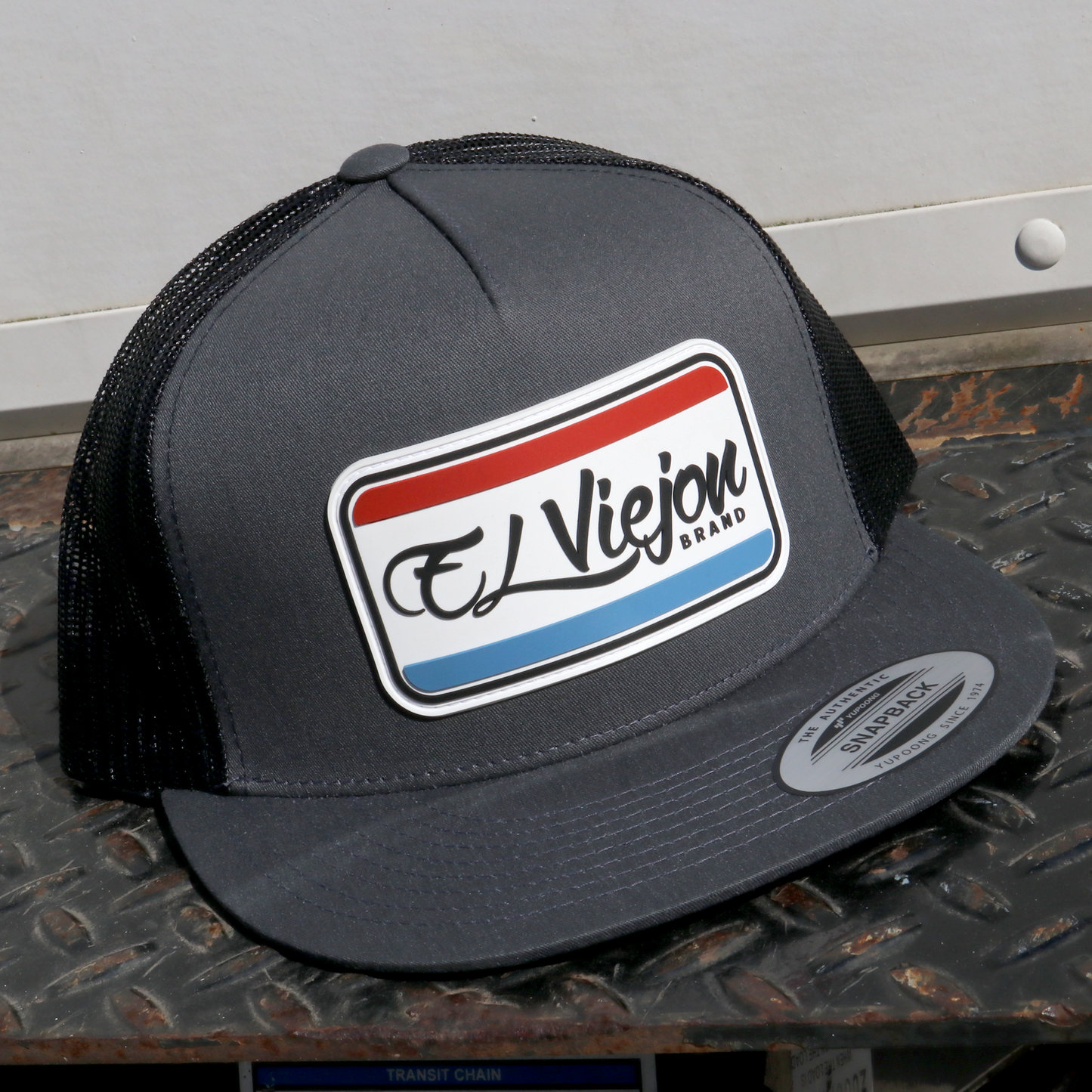 Tracks Charcoal/Black flat visor hat / gorra de visera plana